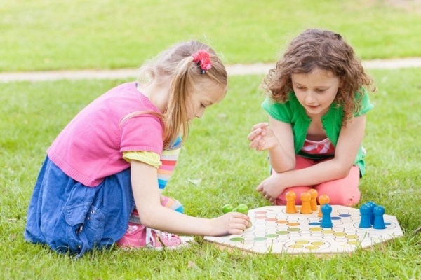 Riesen Würfelspiel aus Holz Ø 50 cm, Holzspielsteine und Würfel