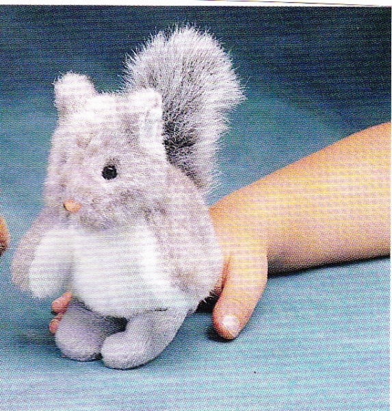 Mini - Eichhörnchen grau gehend